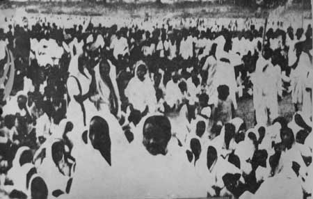 Photograph of Gandhiji during Public meeting on Kathjuri River sands, cuttack town.jpg